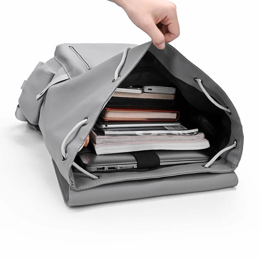 Vue de côté du sac à dos avec compartiment dédié pour ordinateur portable 15 pouces
