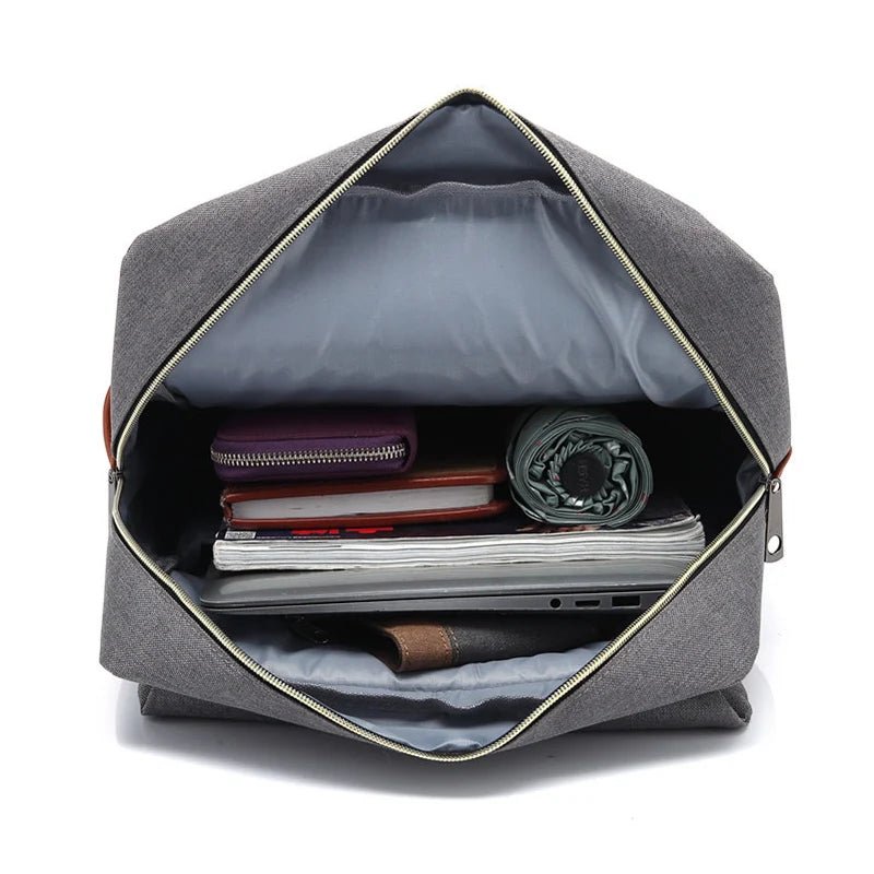 Intérieur du sac à dos avec compartiment pour ordinateur portable et poches zippées pour rangement
