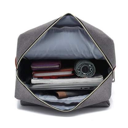 Intérieur du sac à dos avec compartiment pour ordinateur portable et poches zippées pour rangement
