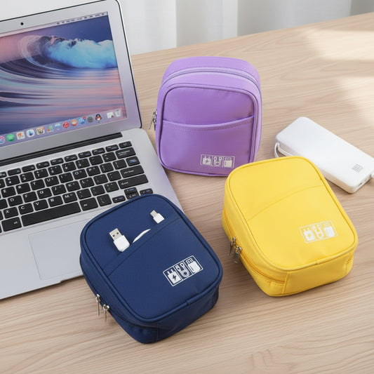 Pochette de rangement Oxford avec câbles USB rangés à côté d'un ordinateur portable