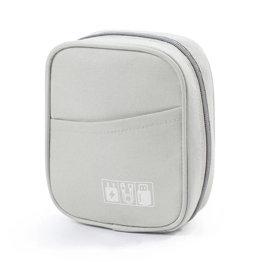 Accessoire de voyage pour organiser chargeurs et câbles dans un sac à dos