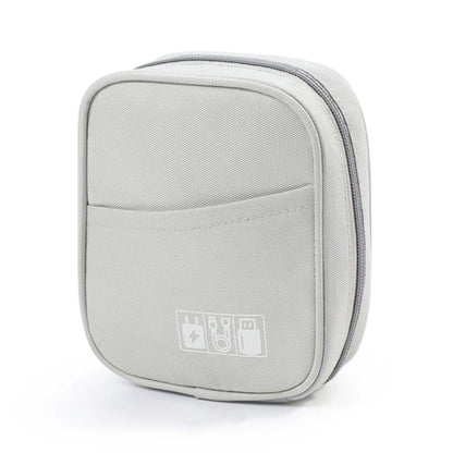 Accessoire de voyage pour organiser chargeurs et câbles dans un sac à dos