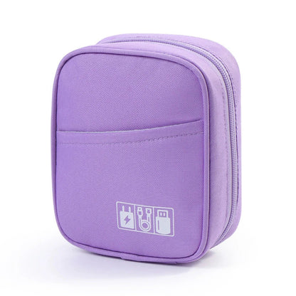 Pochette de rangement pour accessoires numériques utilisée lors du télétravail
