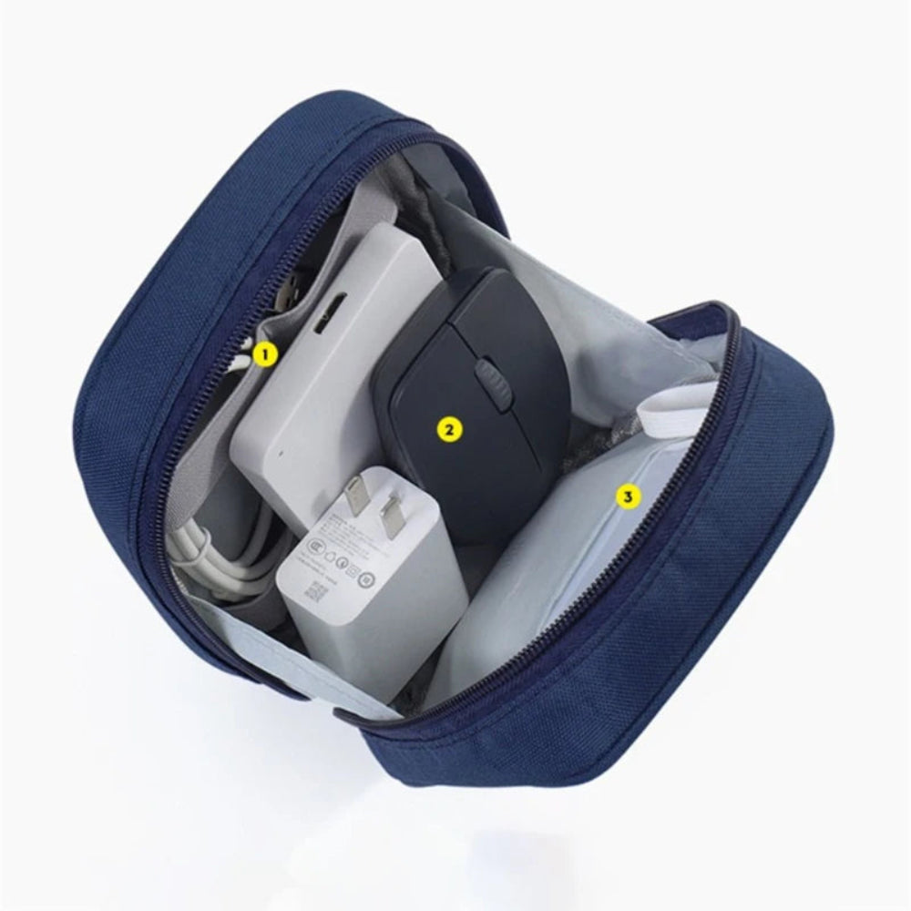 Intérieur d'un sac de rangement numérique rempli de chargeur souris et adaptateurs