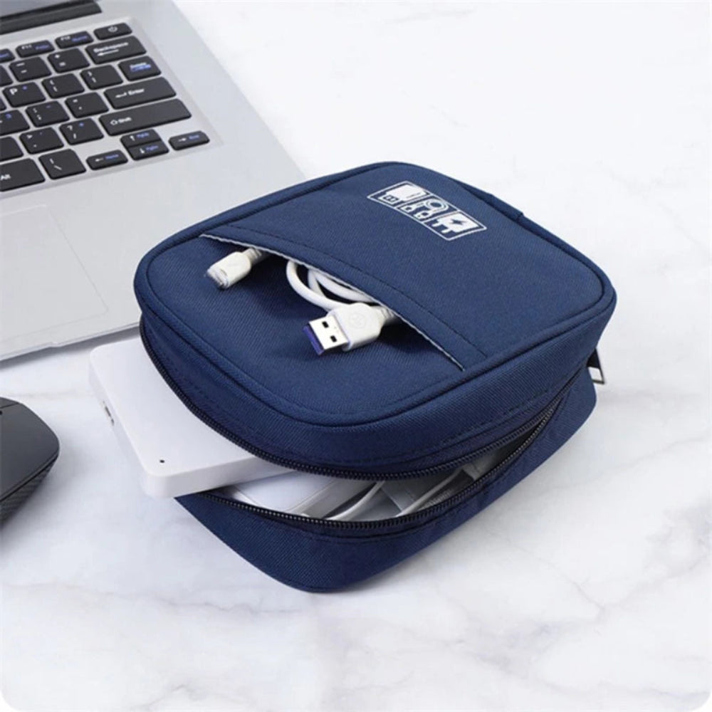 Pochette étanche pour accessoires numériques glissée dans un sac à dos