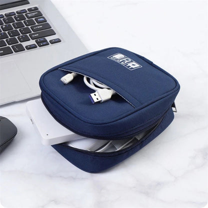 Pochette étanche pour accessoires numériques glissée dans un sac à dos