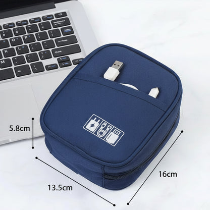 Pochettes de rangement bleu pour câbles et powerbank à côté d'un ordinateur