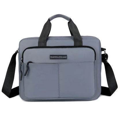 Professionnel utilisant le sac de déplacement
