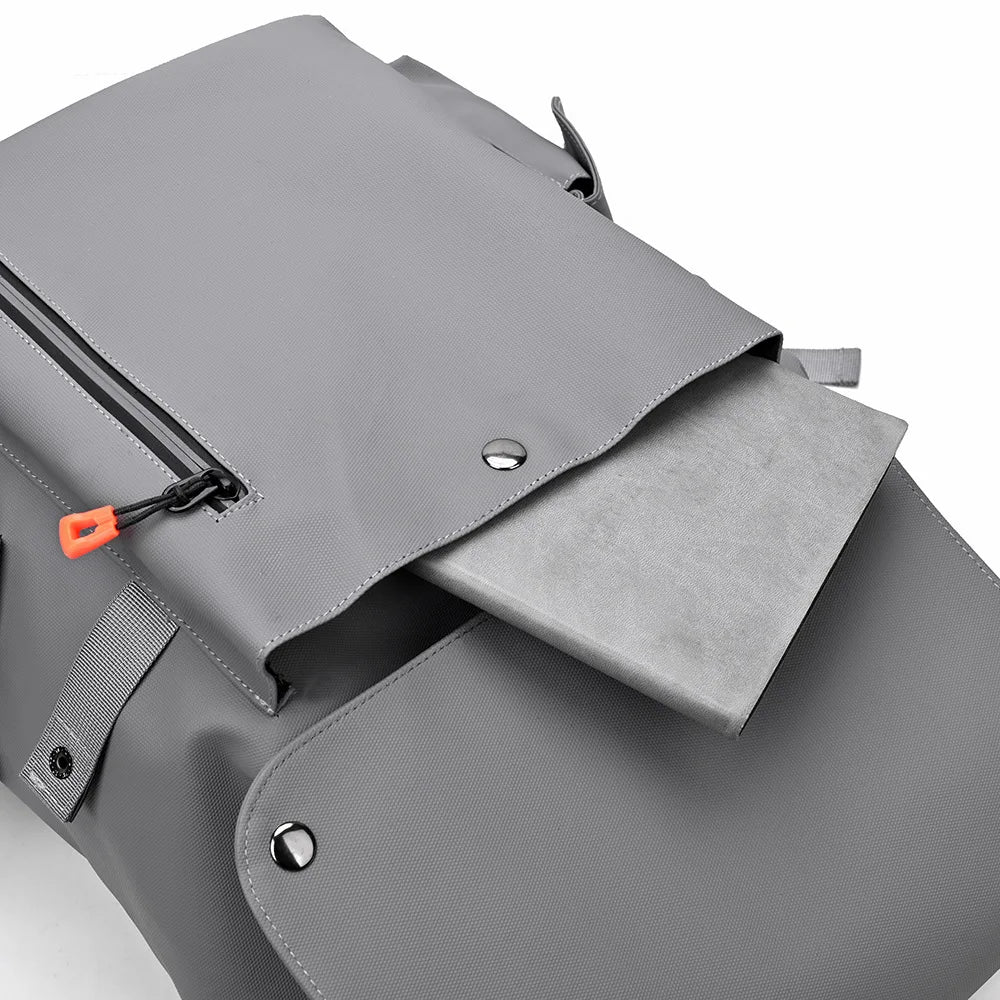 Vue arrière du sac à dos avec poches de rangement pratiques