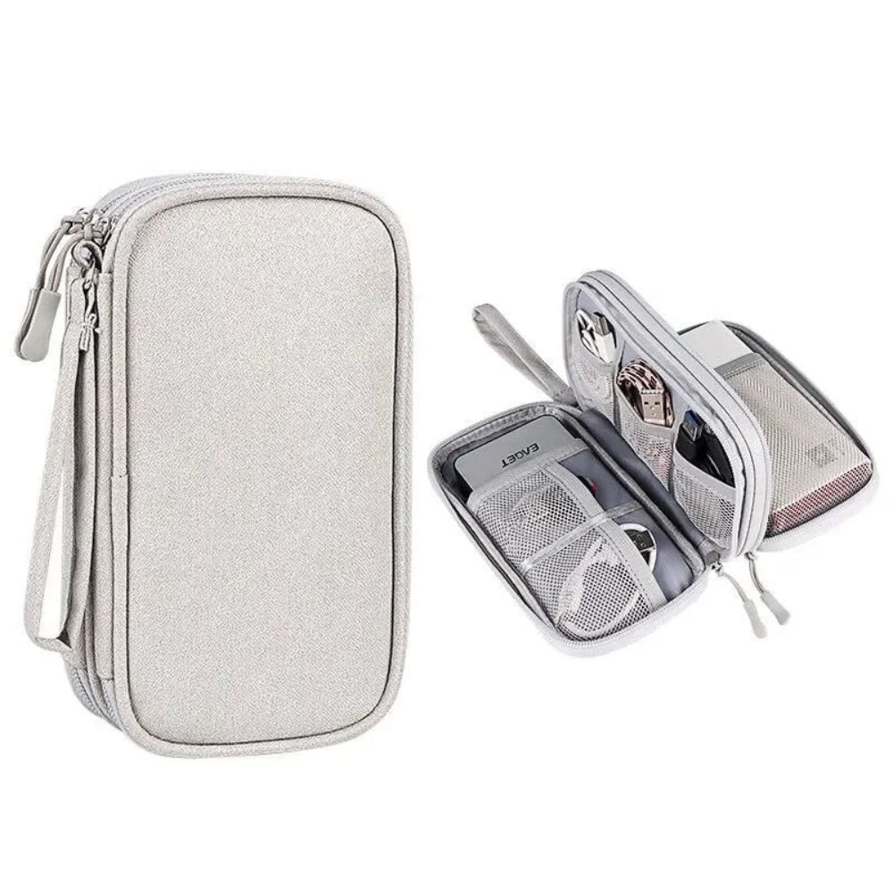 Organisation des câbles USB et écouteurs dans une pochette plate pour télétravail