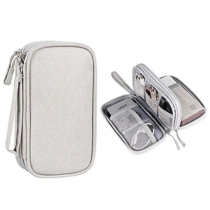 Organisation des câbles USB et écouteurs dans une pochette plate pour télétravail