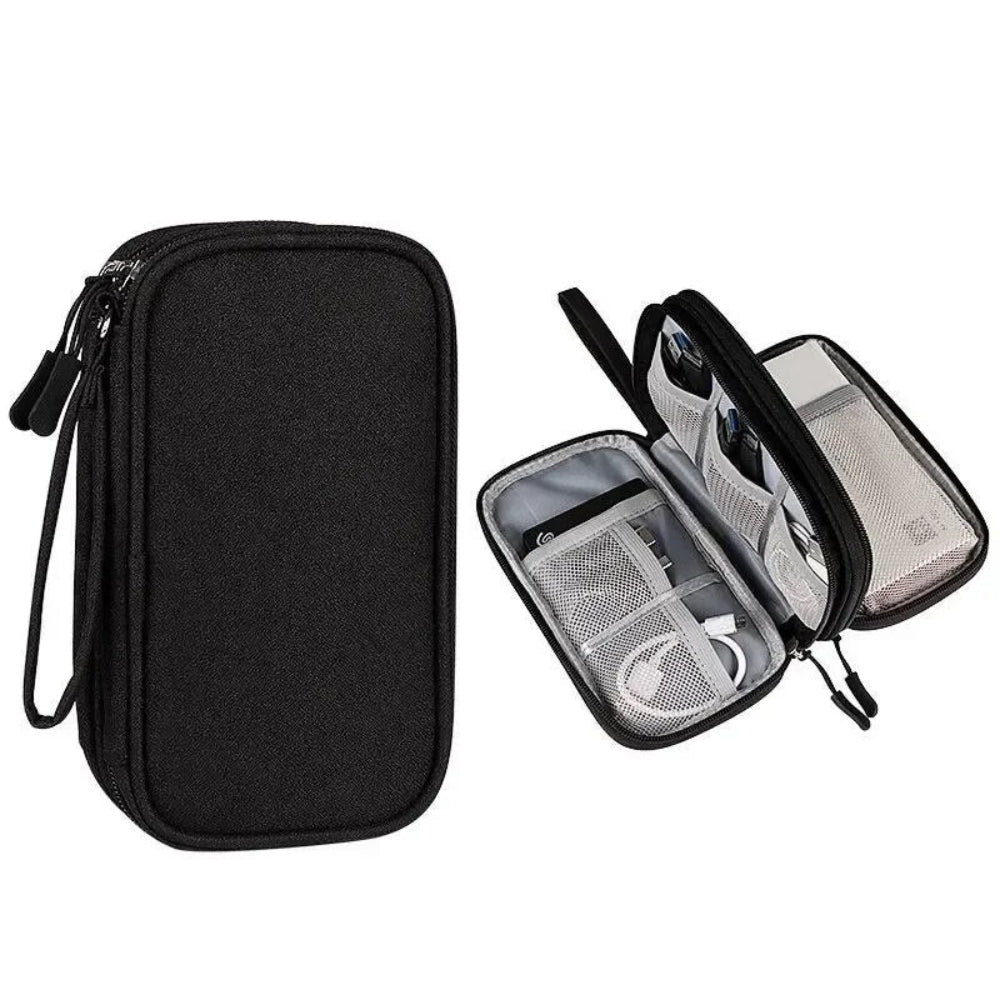 Pochette de voyage pour accessoires électroniques glissée dans une valise cabine
