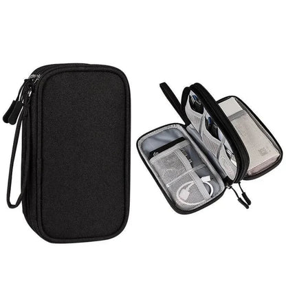 Pochette de voyage pour accessoires électroniques glissée dans une valise cabine