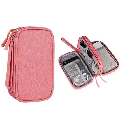 Pochette nomade pour accessoires numériques rangés dans un sac de voyage