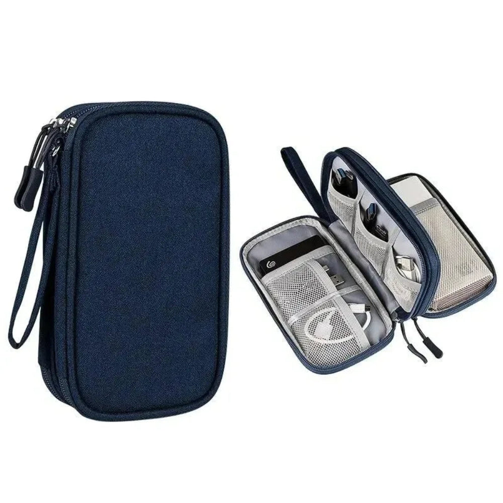 Intérieur de pochette double couche avec câbles et adaptateurs bien séparés en grille